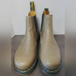 Dr. Martens 2976 Chelsea Boots in tan leather. Size 11 USM / 12 USF